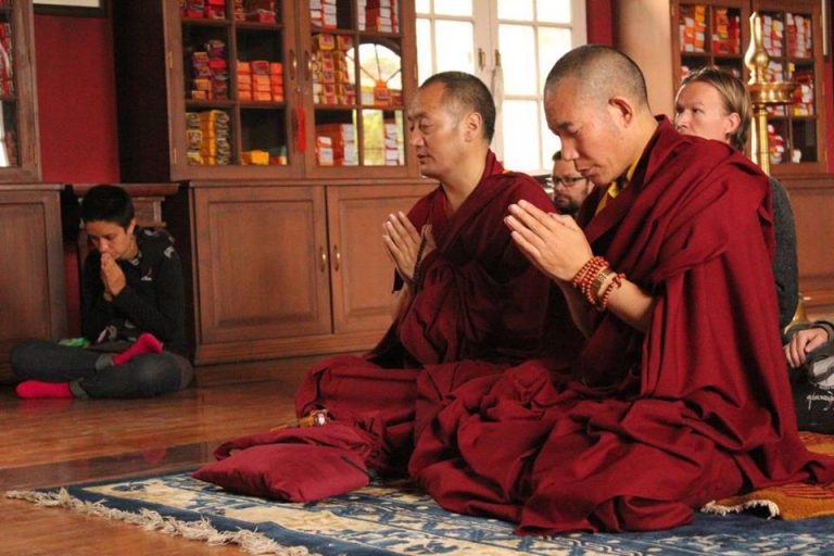 Prayers in front of Jamyang Khyentse Chokyi Lodro's Kudung (2013)